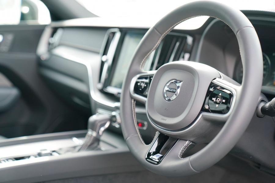 Детали интерьера Volvo XC60 D4 R-Design 2017 года  (JP) (фото 30 из 32)